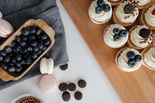 Cupcakes et cookies sur une table en bois. Cupcake à la vanille