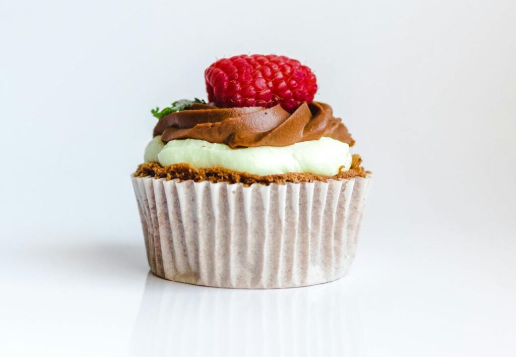 Cupcake avec glacage au chocolat et framboises