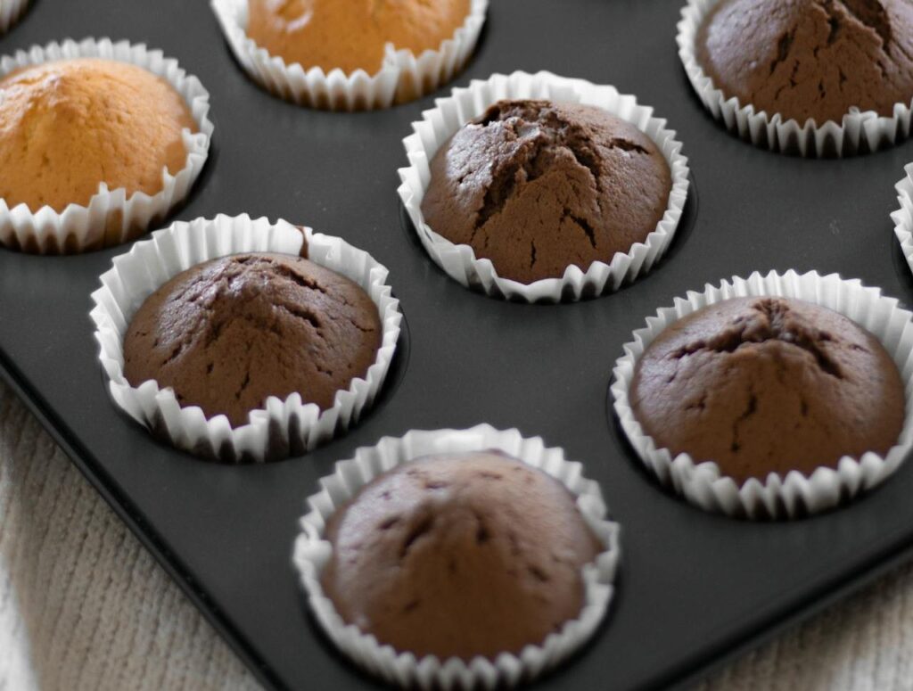 Un plateau de cupcakes au chocolat moelleux